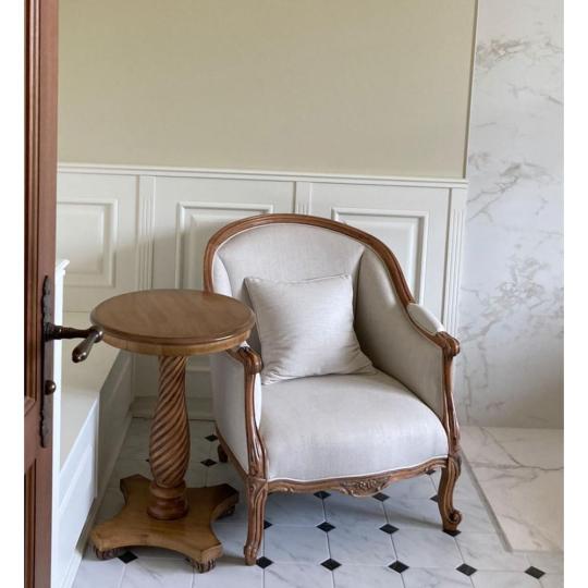 zariadenie zamku lameridiana zariadenie interieru luxus kvalitny nabytok sanitka budapest obchod s interierom rusticny klasicky elegantny civilny vyrezavane kreslo.jpg